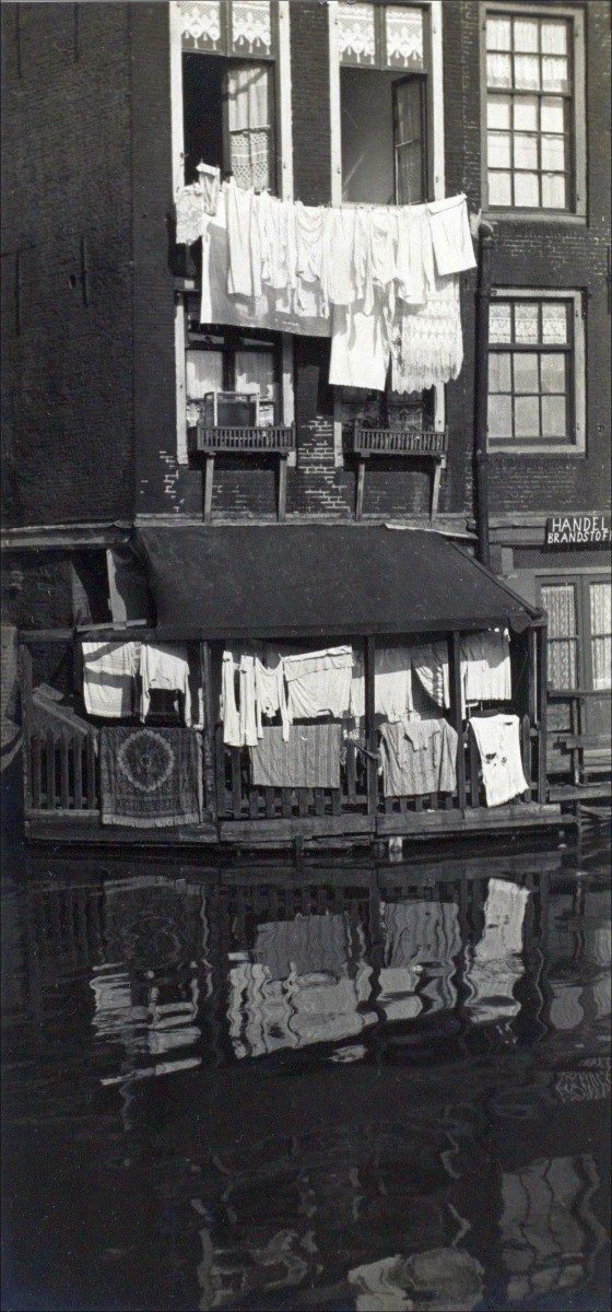 J.P. Albach, Wasgoed tegen de achtergevel van Zeedijk 16, gezien vanaf de Oudezijds Voorburgwal, c. 1938. Foto Stadsarchief Amsterdam