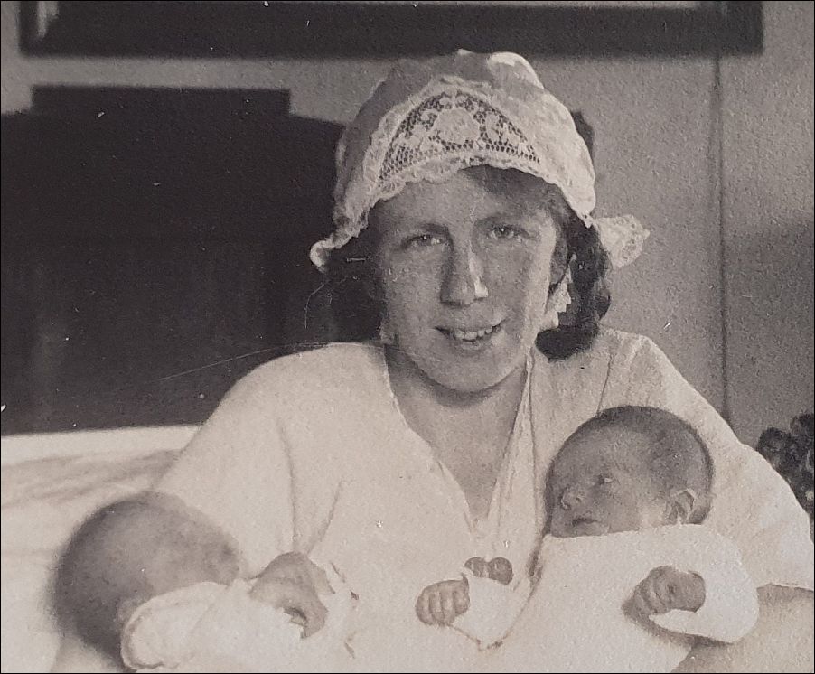 Kraamvrouw met tweeling en een bedmutsje (1925).