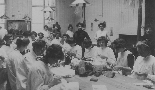 Het naaiatelier van Maison de Bonneterie in Den Haag, 1907. Foto uit Tot op de draad, de vele levens van oude kleren.