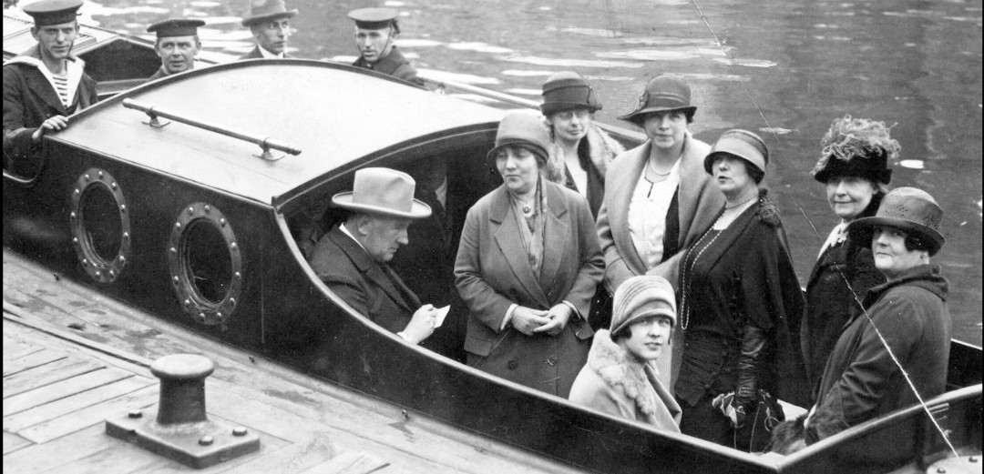 Zeven 'Amsterdamse Joffers' met onbekende heer en bemanning op een bootje. (Klik op foto om te vergroten). Foto te zien op de genoemde tentoonstelling in Haarlem.