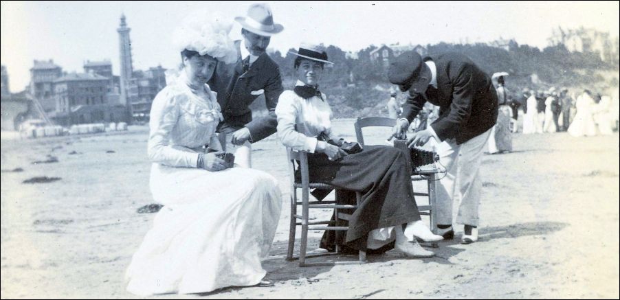 Een meisje Enthoven met vrienden en camera's op het strand in Normandië, c. 1900 (detail). Rijksmuseum, Amsterdam