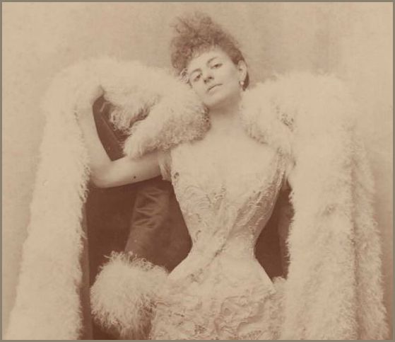 Comtesse de Greffulhe in avondcape met voering van Mongools lam, foto 1886-87 door Otto Wegener