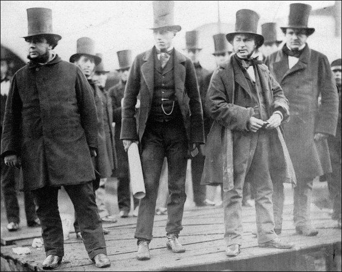 Vlnr John Scott Russel, Henry Wakefield, Isambard K. Brunel en Lord Derby bij de tewaterlating van de Great Eastern, 1858 (foto Robert Howlett)