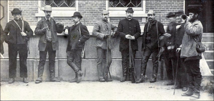 Groep jagers voor een buitenplaats op Zuid-Beveland in 1888 (foto coll. Rijksmuseum)