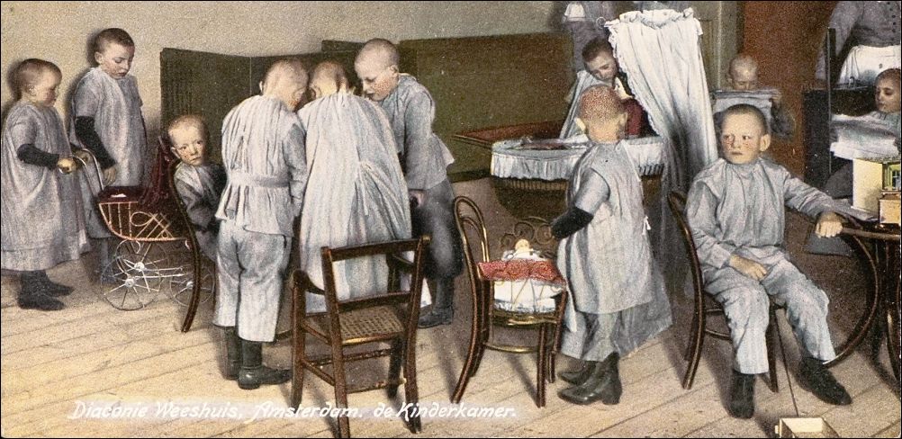 De kinderkamer in het Diaconie-weeshuis Tesselschadestraat Amsterdam, c. 1920 (detail). Coll. Beeldbank Amsterdam
