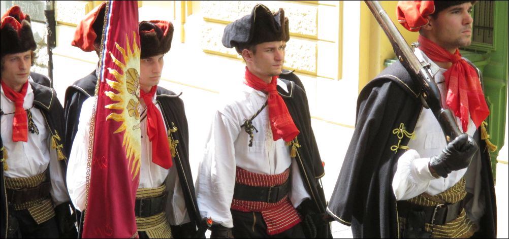 Militaire parade in Zagreb (foto Wikimedia Commons)