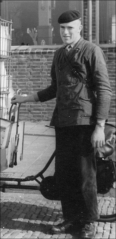 Klaas van Belzen, melkboer te Vlissingen, foto c. 1954, coll. Zeeuws Archief.