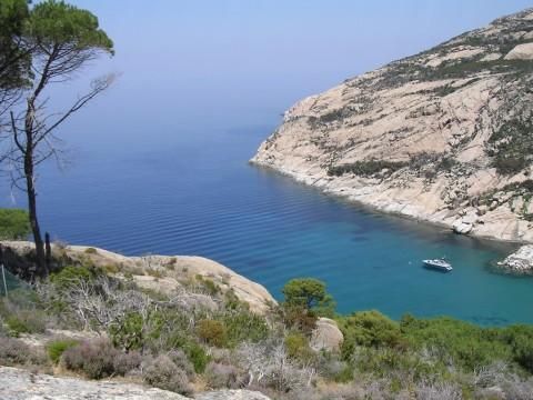 De baai Cala Maestra, Montecristo