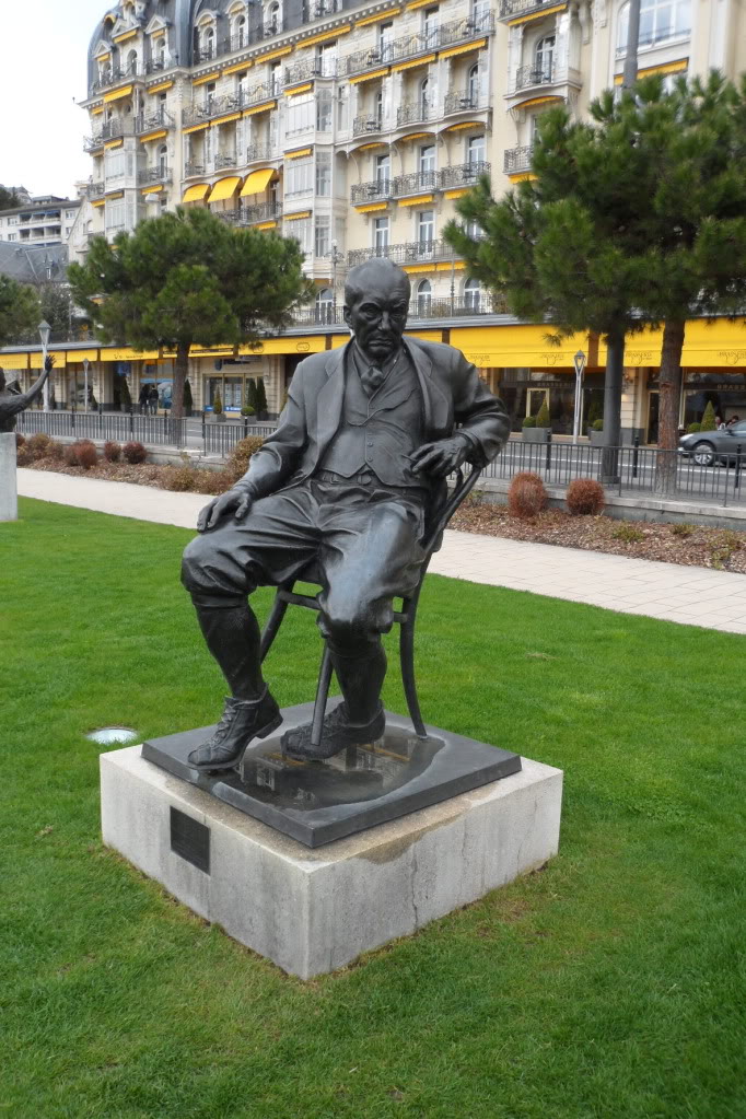 Nabokovs beeld voor het Montreux Palace Hotel aan het Meer van Genève (Zwitserland)