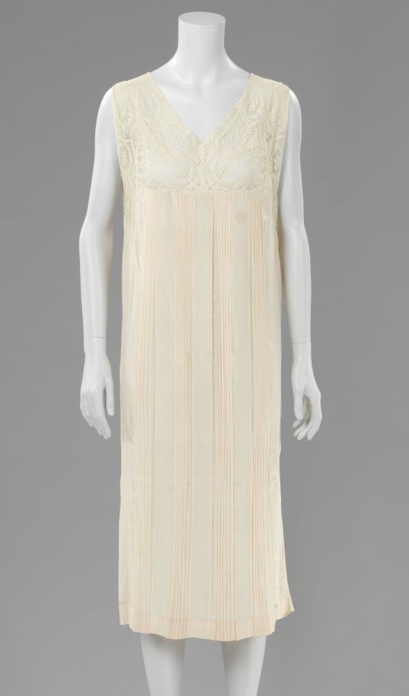 Nachtjapon van geplisseerde zalmkleurige zijde, jaren 20, Rijksmuseum