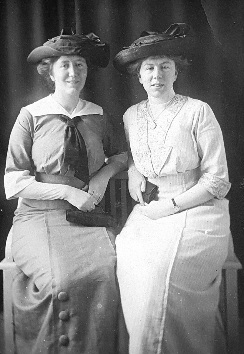 Laura en Nelly de Fouw, Den Haag, c. 1910-1920.