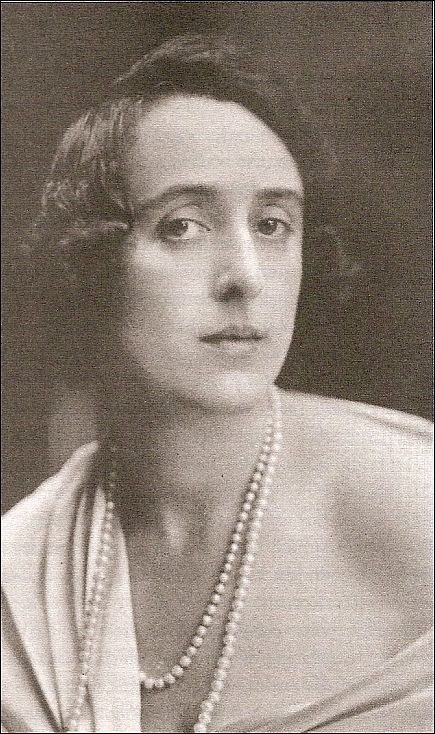 'Orlando on her return to England'. Studiofoto van Vita Sackville-West, illustratie bij de roman van Virginia Woolf.