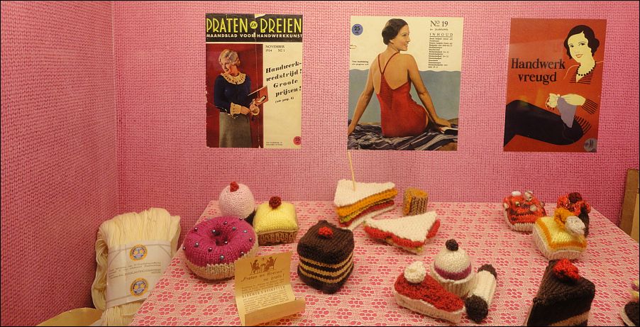 Vitrine '1934' op de tentoonstelling Breien!
Fries Museum Leeuwarden