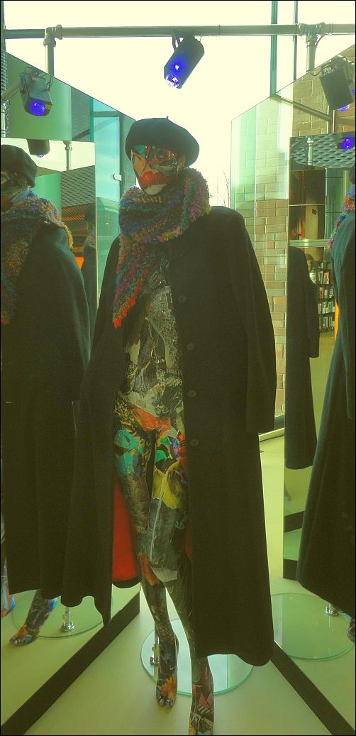 Bezoekersjas in de etalage. Het Nieuwe Instituut, Rotterdam, 23 december 2015