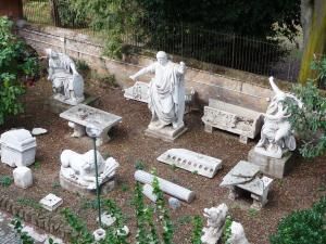 De beeldengroep bij Museo Pietro Canonica