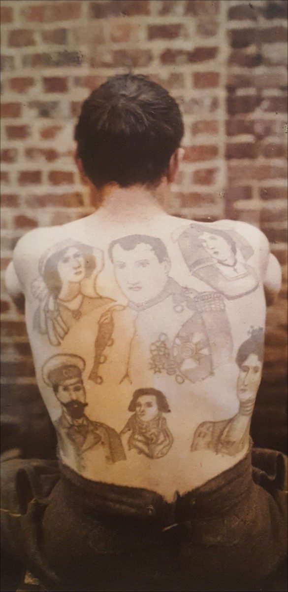 Getatoueerde man, detail van een autochrome (fotograaf onbekend) uit 1915, collectie Musée Albert Kahn