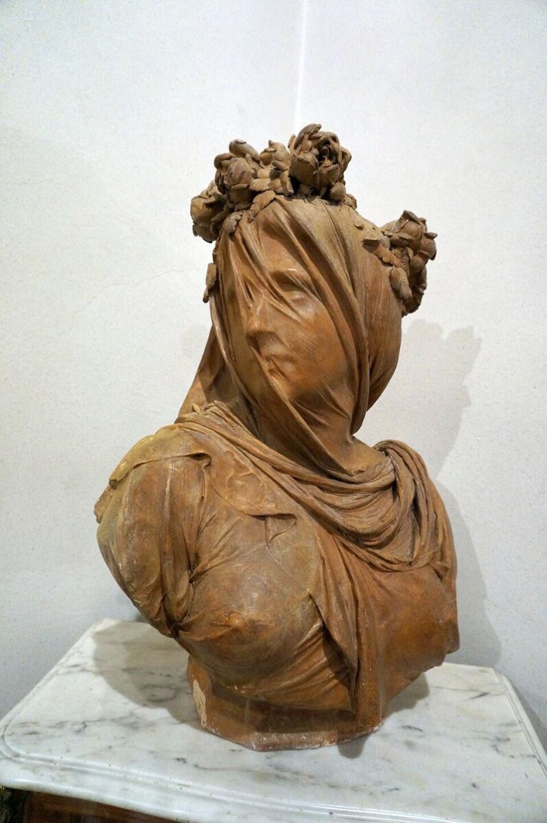 A.-E. Carrier-Belleuse, Vestale voilée (1860), hout. Coll. Musée d'Art et d'Archéologie Laon, foto Wikimedia Commons