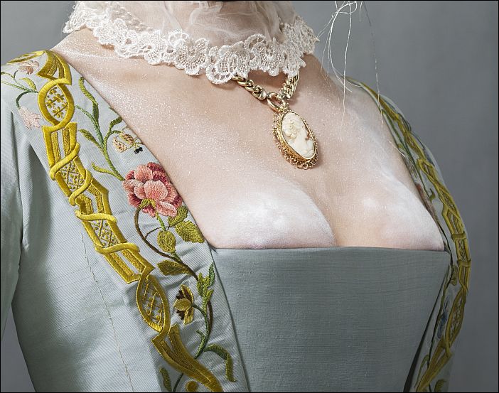 Ymre Stiekema in de trouwjapon van Helena Slicher (1759),  nu te zien in het Rijksmuseum (detail). Foto Erwin Olaf 