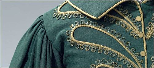 Detail van een amazonekostuum (c. 1826) in de YSL-zaal op de tentoonstelling Catwalk, Rijksmuseum Amsterdam