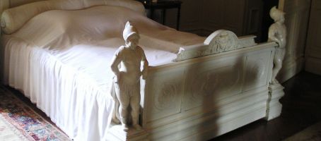 Kabouters aan een wit houten bed (c. 1910?)