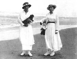 Twee gouvernantes aan zee, c. 1917
