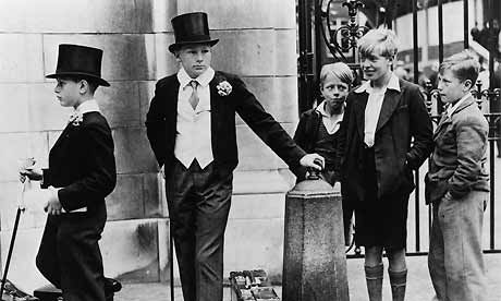 Kostschooljongens en straatjongens in Eton, 1936