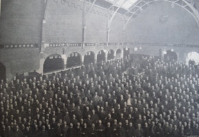 Groepsfoto in de Beurs van Berlage, 1907