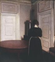 Vrouw lezend in interieur