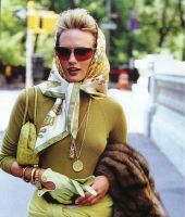 Vrouw met hoofddoek van Hermès