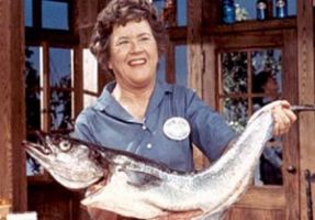 Julia Child met een grote vis