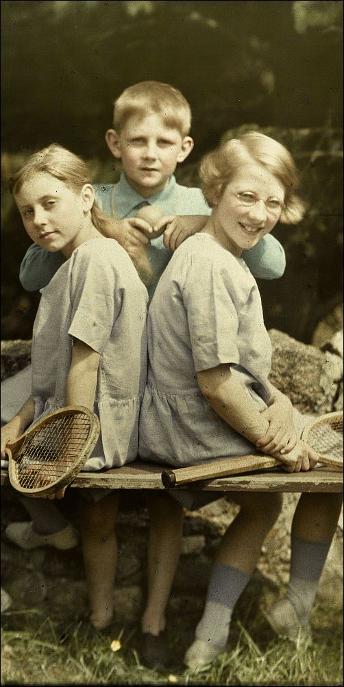 Drie kinderen met tennisrackets en -bal. Anonieme autochrome (detail). Rijksmuseum Amsterdam