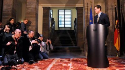 Guttenbergs aftreden, 1 maart 2011