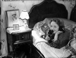 Marlene Dietrich telefonerend in bed