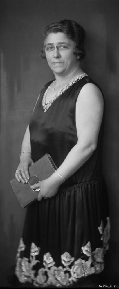 Vrouw in avondjurk c. 1930