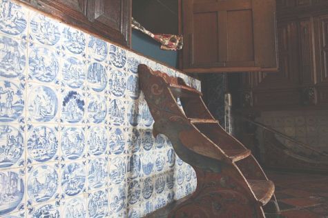 Bedsteetrapje in de Hindelooper kamer