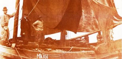 Vissers (en een ambtenaar) c. 1910, collectie RIVO